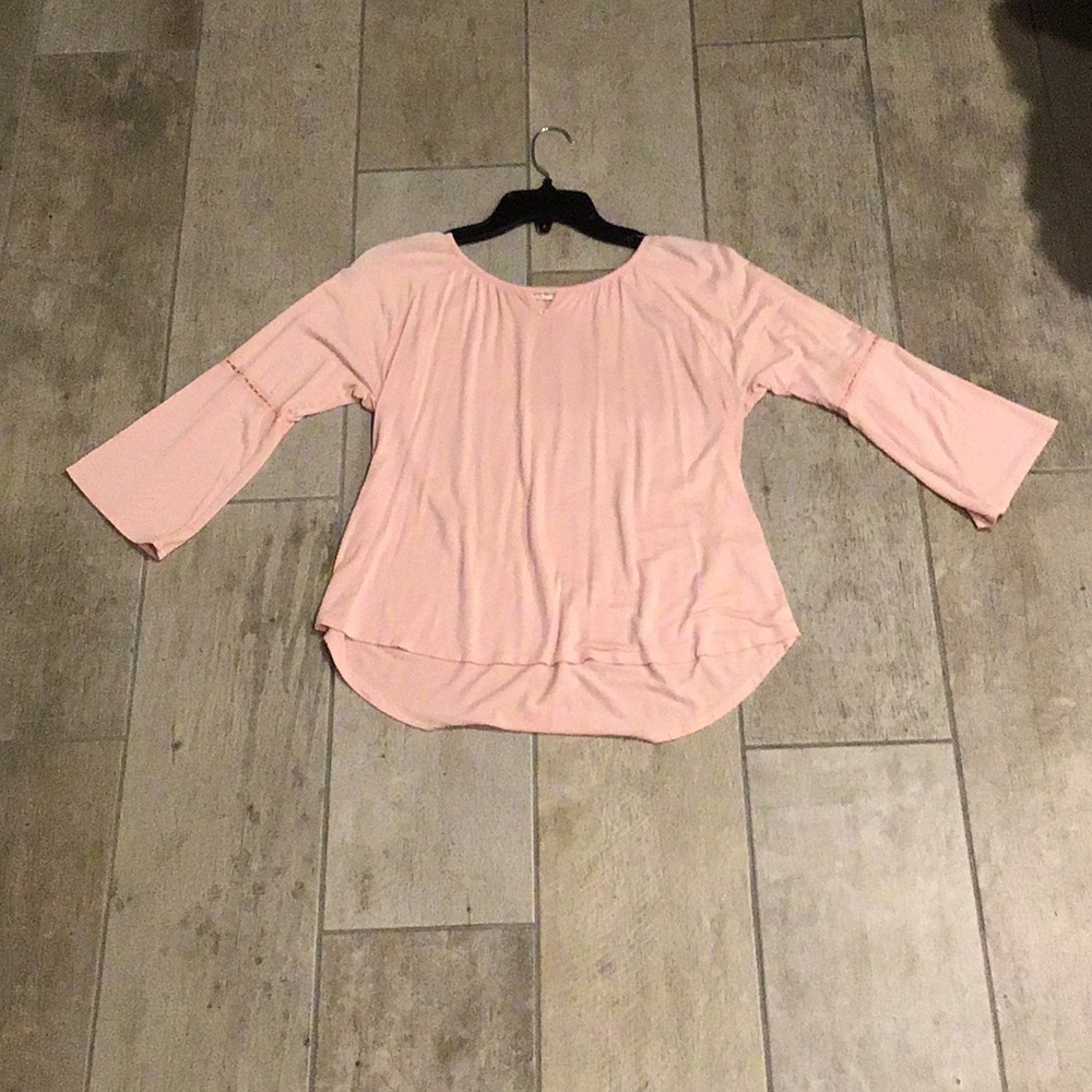 Cute long sleeve blouse. Great for any occasion:)